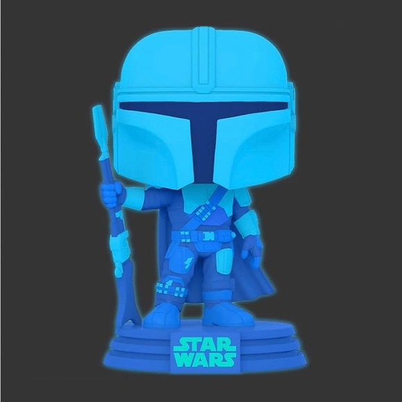 Star Wars The Mandalorian Glow in The Dark Exclusive - Picture 4 of 4
